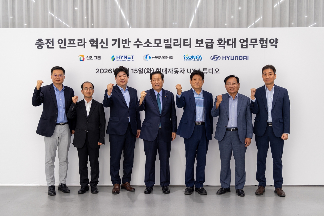 박승원(왼쪽부터) 현대차 비즈니스이노베이션실장 상무, 황계영 한국자동차환경협회 회장, 송성호하이넷 대표이사 등이  ‘충전 인프라 혁신 기반 수소 모빌리티 보급 확대를 위한 다자간 업무협약’ 체결식에서 기념 촬영을 하고 있다.  [현대차 제공]