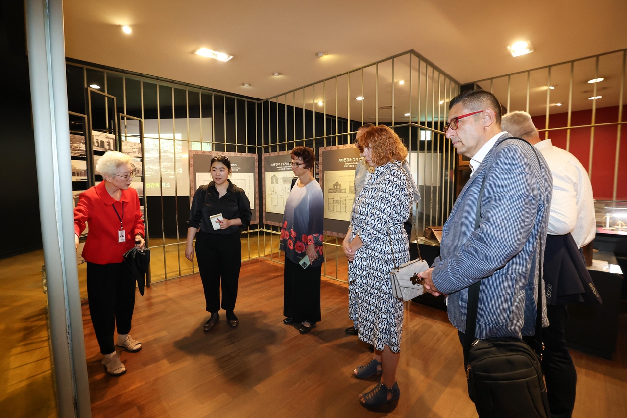 Bulgarian journalists visit Seodaemun Prison History Hall