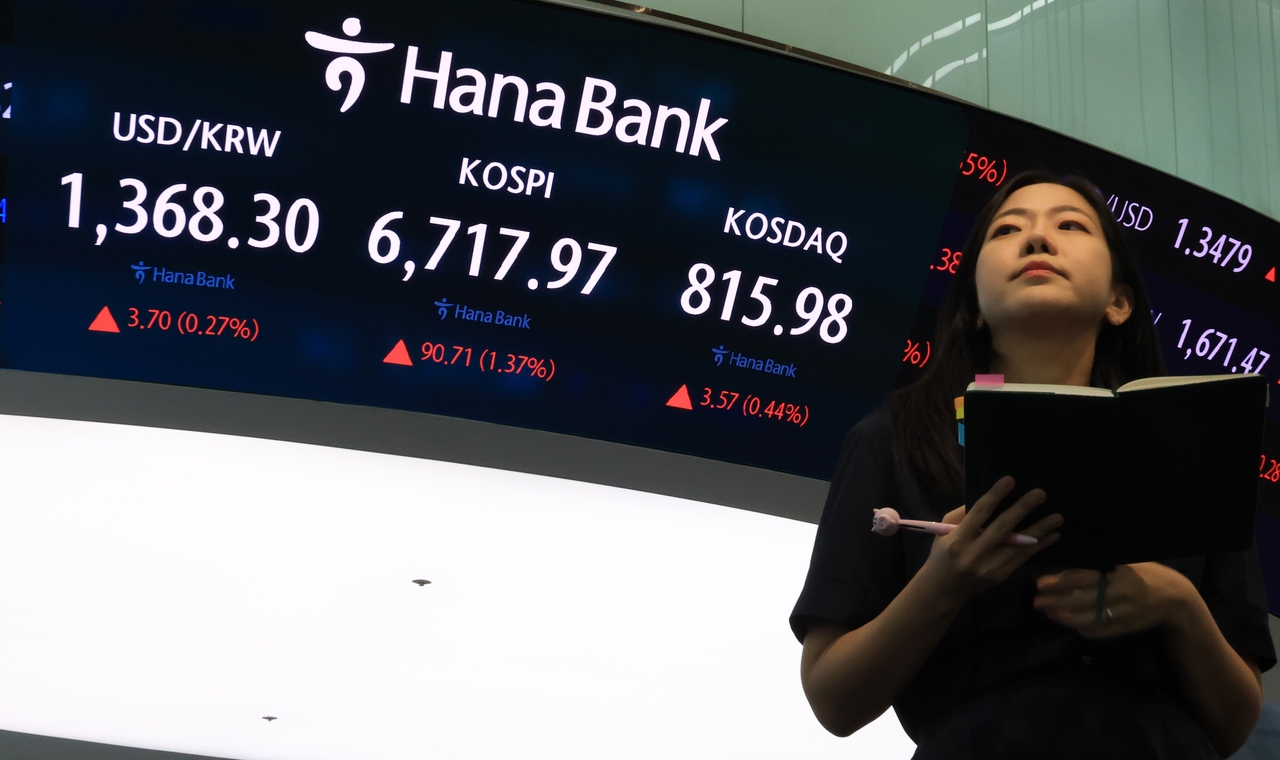 An electronic board showing the Korea Composite Stock Price Index at a dealing room of the Hana Bank headquarters in Seoul on Wednesday. (Yonhap)