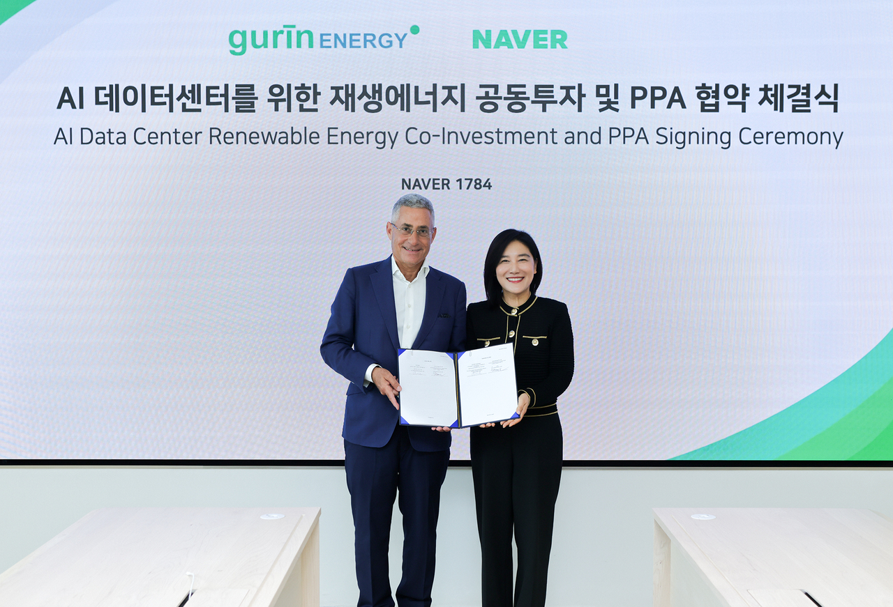 아사드 라주크(왼쪽) 거린에너지 대표이사와 채선주 네이버 전략사업대표가 재생에너지 확보를 위한 MOU를 체결하고 기념 촬영을 하고 있다.[네이버 제공]