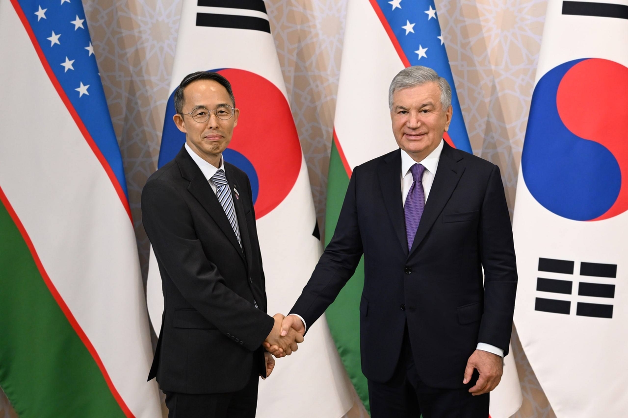 Korea Eximbank Chairman Hwang Ki-yeon (left) shakes hands with Uzbek President Shavkat Mirziyoyev at The Shilla Seoul on Tuesday to discuss ways to deepen economic cooperation between the two countries. (Export-Import Bank of Korea)