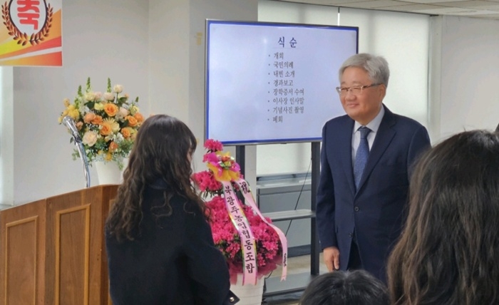 Lee Hoon, chairman of the Jiwon Scholarship Foundation, presents scholarships to students. [Provided by the foundation]