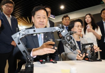 구윤철 부총리 겸 재정경제부 장관과 최은옥 교육부 차관이 12일 서울 한양대학교 퓨전테크센터에 마련된 첨단산업 인재 양성 부트캠프 교육 현장을 방문해 로봇플랫폼 AI 모델 학습 시연을 살펴본 뒤 체험해보고 있다. [연합]