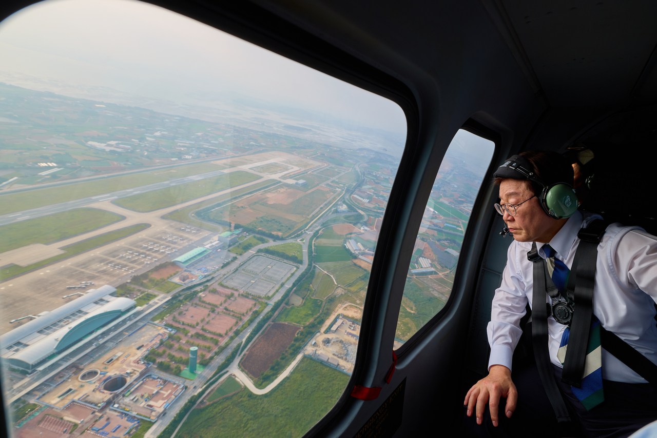 President Lee Jae Myung surveys Muan Airport during an aerial inspection of the southwestern region on June 30. [Provided by Cheong Wa Dae. Redistribution and DB prohibited] (Yonhap)