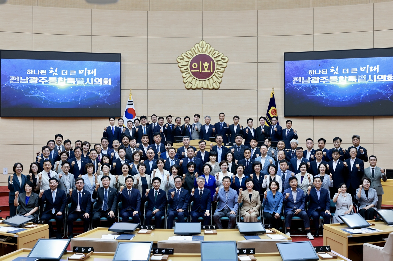 13일 오전 전남광주통합특별시의회 전남청사에서 열린 개원식에서 특별시의원들과 참석자들이 기념촬영하고 있다. 2026.7.13 [전남광주통합특별시의회 제공. 재판매 및 DB 금지] <연합뉴스>