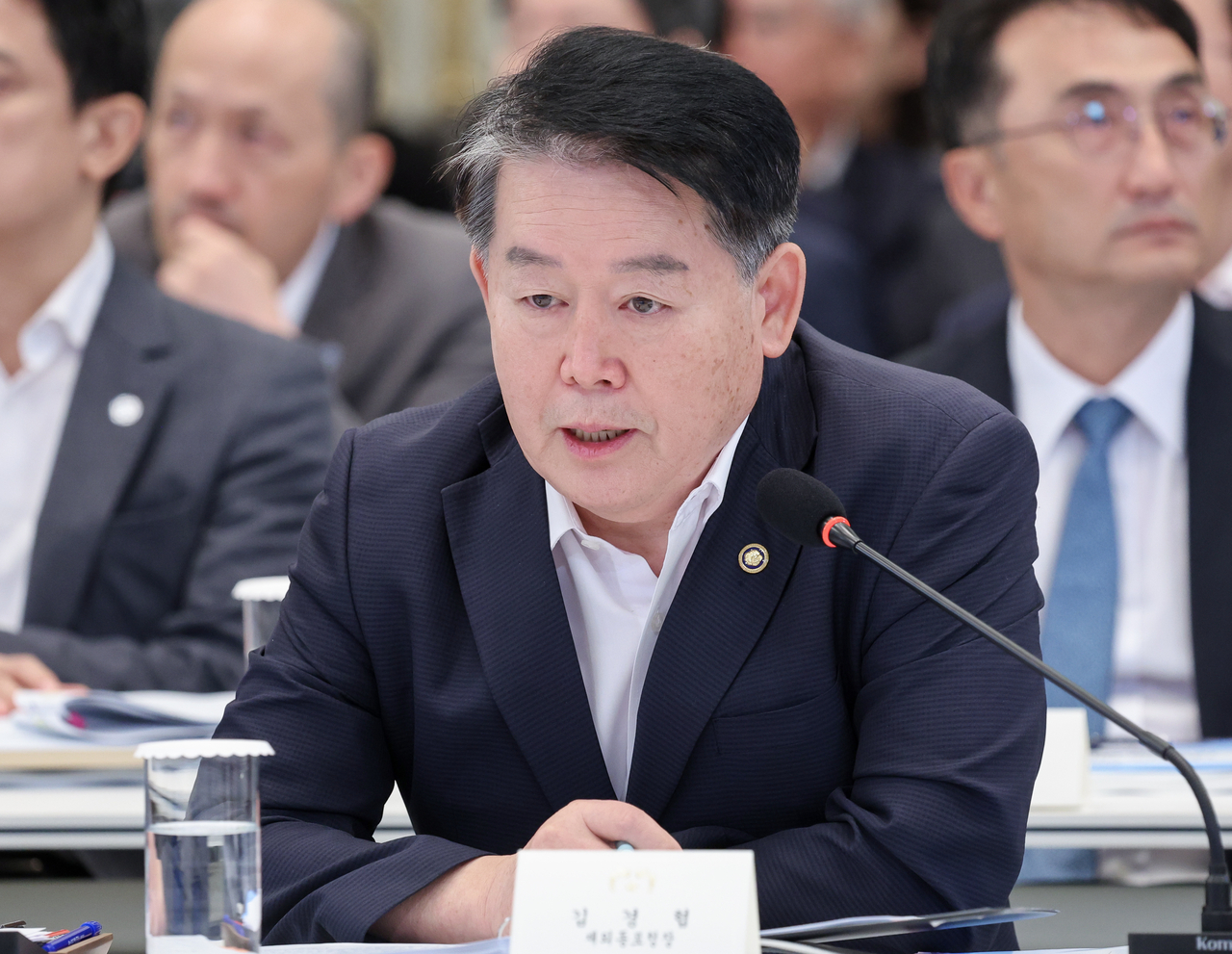 김경협 재외동포청장이 지난달 5일 청와대 영빈관에서 열린 이재명 대통령 주재 부처 업무보고에서 보고하고 있다. [연합]