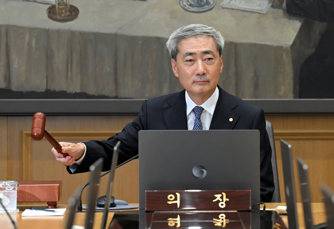 신현송 한국은행 총재가 지난달 27일 서울 중구 한국은행에서 열린 금융통화위원회 본회의에 참석해 의사봉을 두드리고 있다. [연합]