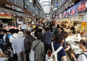 Chuseok table costs hit 300,000 won, with traditional markets cheaper than hypermarkets