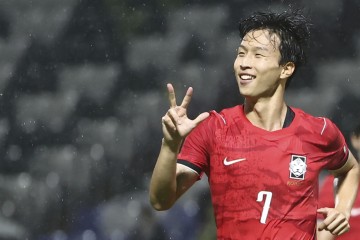 15일 일본 나고야 미즈호 공원 럭비경기장에서 열린 2026 아이치·나고야 아시안게임 남자 축구 D조 1차전 대한민국 대 카타르의 경기. 한국 엄지성이 해트트릭을 한 뒤 기뻐하고 있다. [연합]