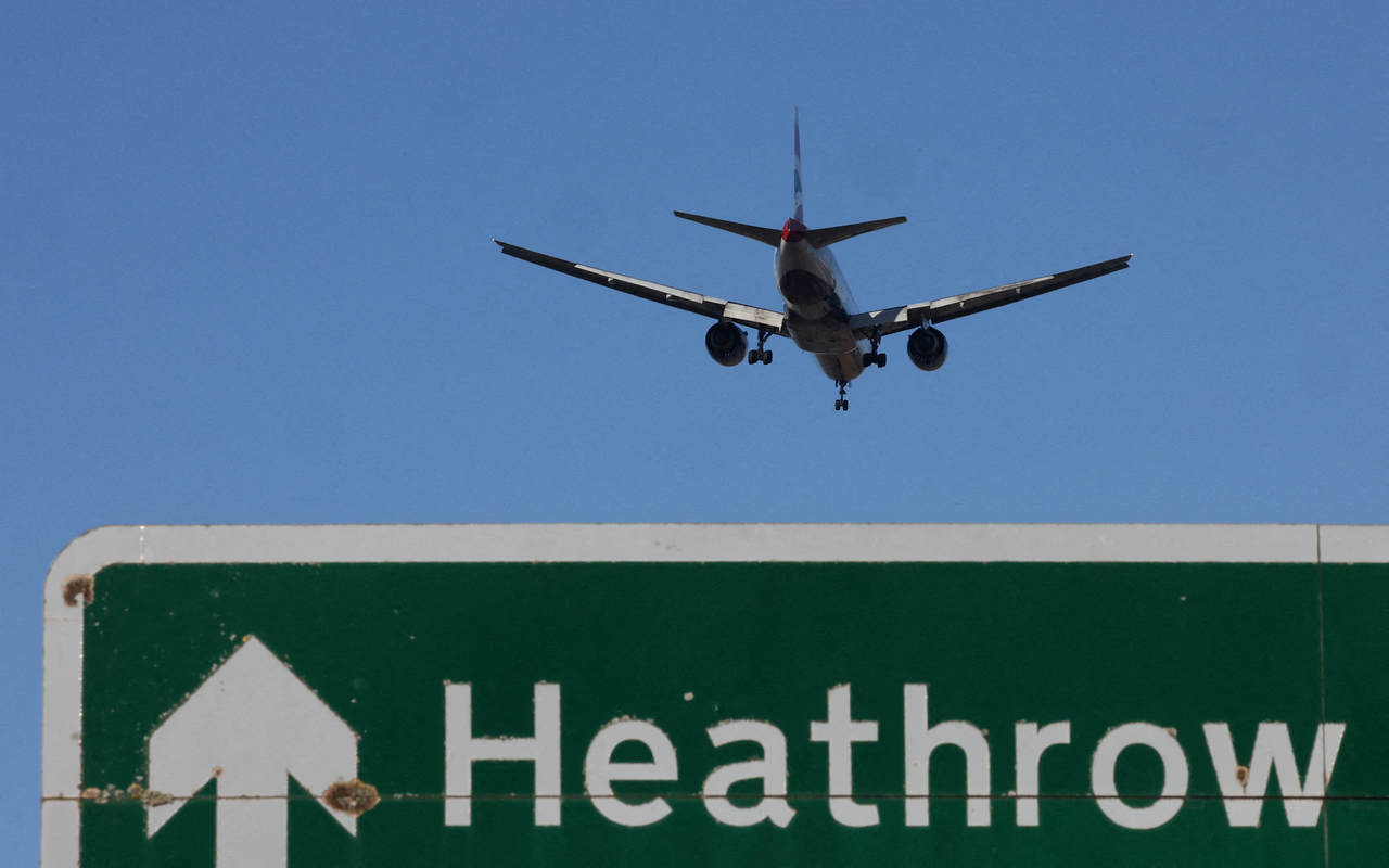 A passenger plane makes its landing approach to Heathrow Airport in London, Sept. 9. (Reuters-Yonhap)