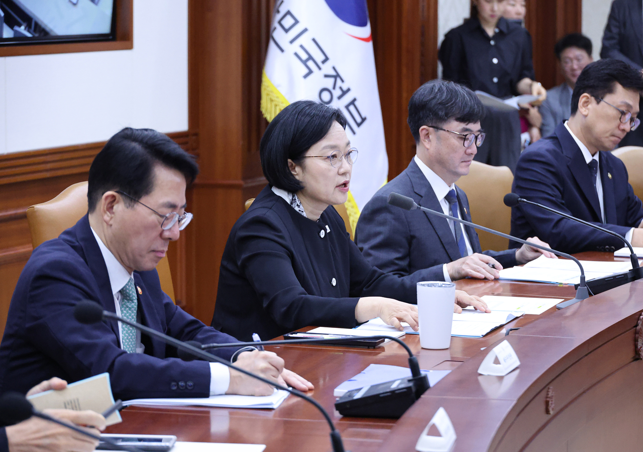 Prime Minister Han Seong-sook speaks at the 14th National Policy Coordination Meeting held at Government Complex Seoul in Jongno-gu, Seoul, on Wednesday. [Yonhap]