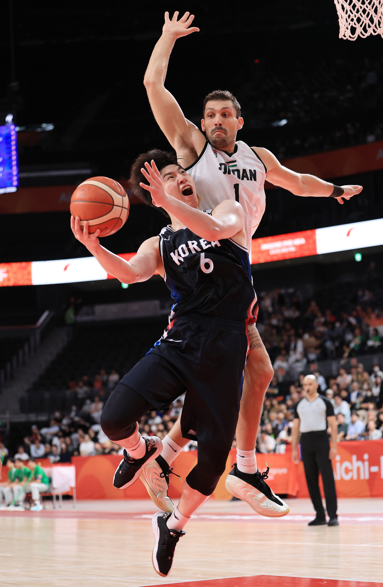 Lee Jung-hyun of South Korea (bottom) attempts a shot against Amin Abu Hawwas of Jordan, at the Asian Games at Aichi International Arena in Nagoya, Japan, Wednesday.   (Yonhap)
