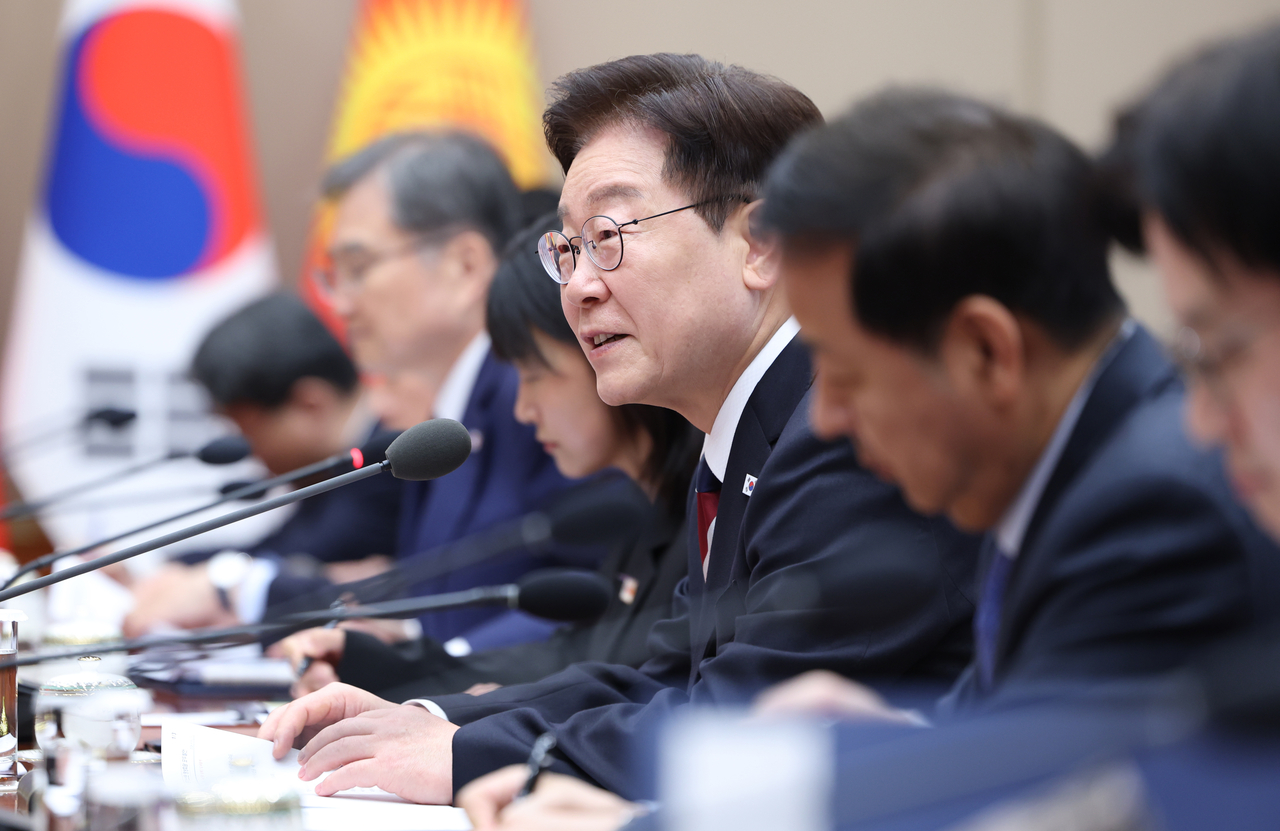 President Lee Jae Myung speaks during a summit with Kyrgyz President Sadyr Japarov at Cheong Wa Dae on Wednesday. [Yonhap]