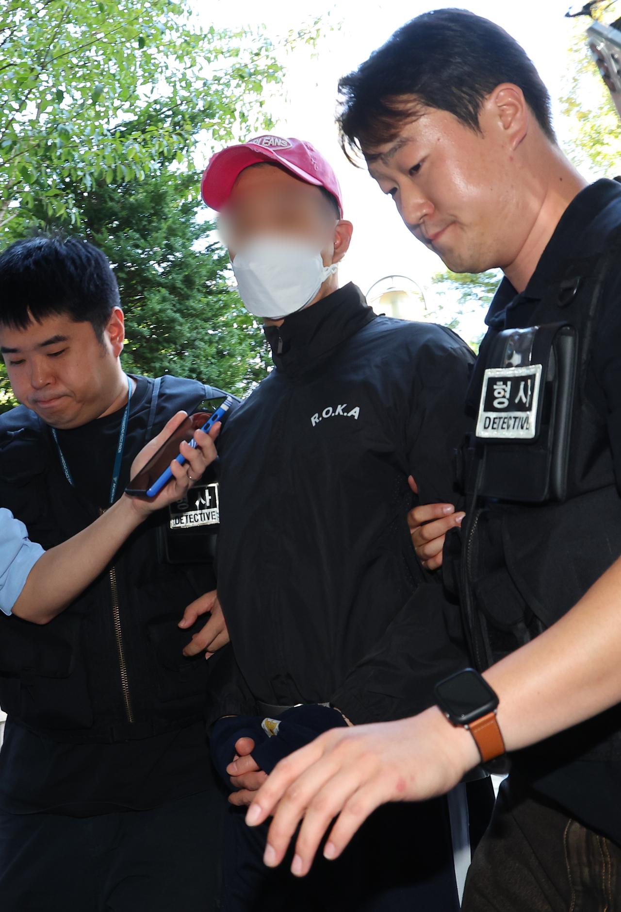 대형마트에 입점한 귀금속 매장에서 5억원대 금품을 훔친 20대 A씨가 16일 인천 미추홀구 인천지방법원에서 열린 구속 전 피의자 심문(영장실질심사)에 출석하고 있다. [연합]