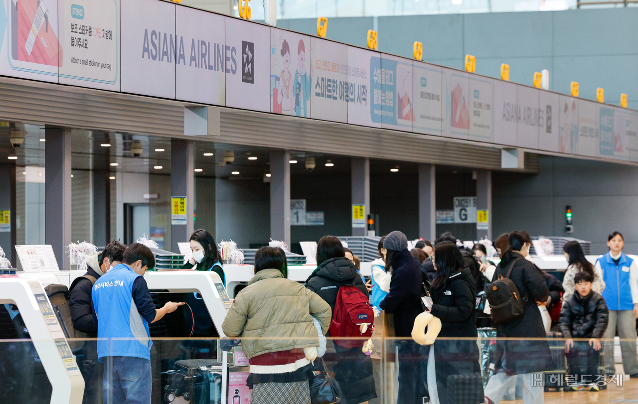 인천국제공항 제2터미널에서 여행객들이 탑승 수속을 하고 있다. 영종도=임세준 기자