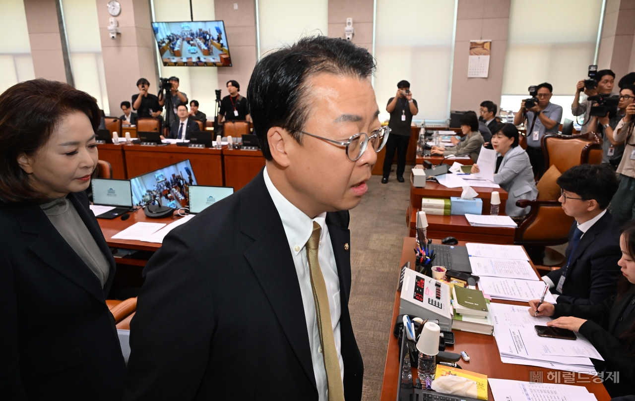 17일 오전 서울 여의도 국회에서 법제사법위원회 전체회의가 열린 가운데   곽규택 의원이 김승원 법무부 장관 후보자 인사청문 경과보고서 채택 등과 관련 의사진행에 항의하고 있다. 이상섭 기자