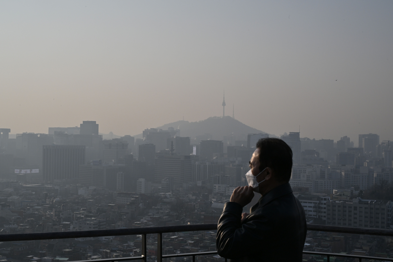 서울 종로구 북악산에서 바라본 도심 일대가 미세먼지로 인해 뿌연 모습을 보이고 있다. 임세준 기자