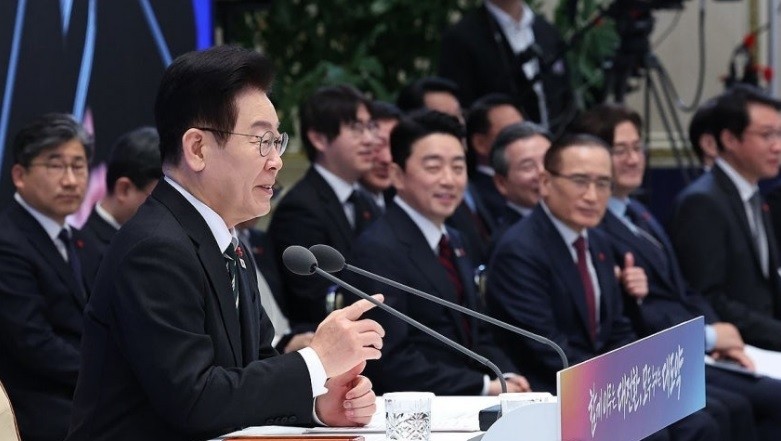 기자회견 하루 앞둔 李대통령 ‘열공모드’…지지율 반등 묘수찾기
