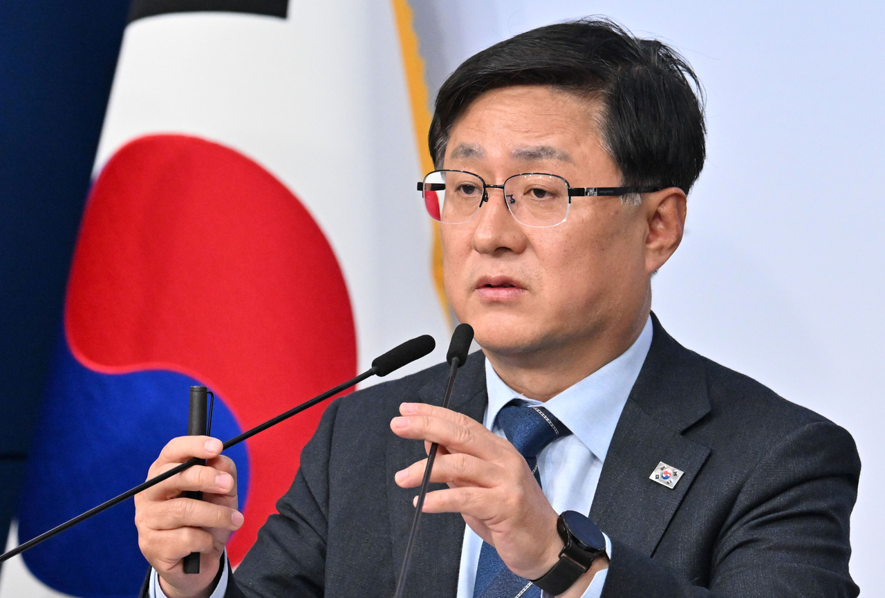 Climate, Energy and Environment Minister Kim Sung-whan briefs reporters on the government's energy transition plan at the Government Complex Seoul on April 6. (Im Se-jun/The Korea Herald)