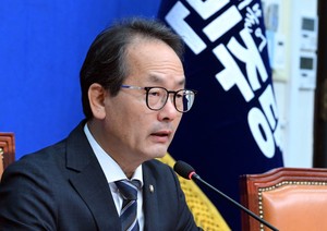 Kang Jun-hyeon retained as chair of Democratic Party's second-term lawmakers group