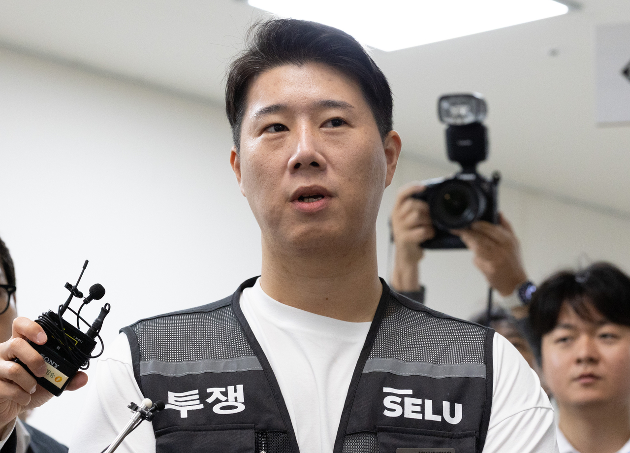 최승호 초기업노동조합 삼성전자지부 위원장이 지난 5월 20일 오전 세종시 정부세종청사 중앙노동위원회에서 열린 삼성전자 노사 3차 사후조정 회의에 참석하며 입장을 밝히고 있다. 이날 사후조정 회의에서도 합의가 불발되면 노조는 내일부터 삼성전자 창사이래 첫 총파업에 돌입할 계획이다. 세종=윤창빈 기자