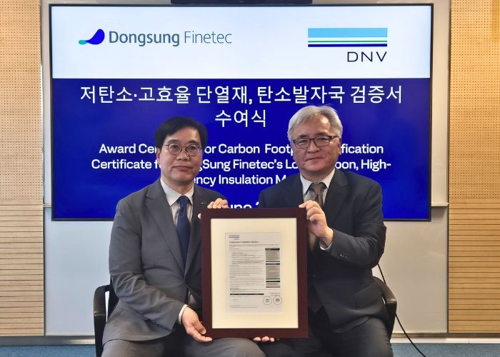 정건출 동성화인텍 기술본부장(왼쪽)과 이장섭 DNV 비즈니스어슈어런스코리아 대표이사가 기념촬영을 하고 있다. [동성화인텍 제공]