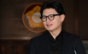 Han Dong-hoon courts PPP lawmakers with noodles while keeping up pressure on ruling party