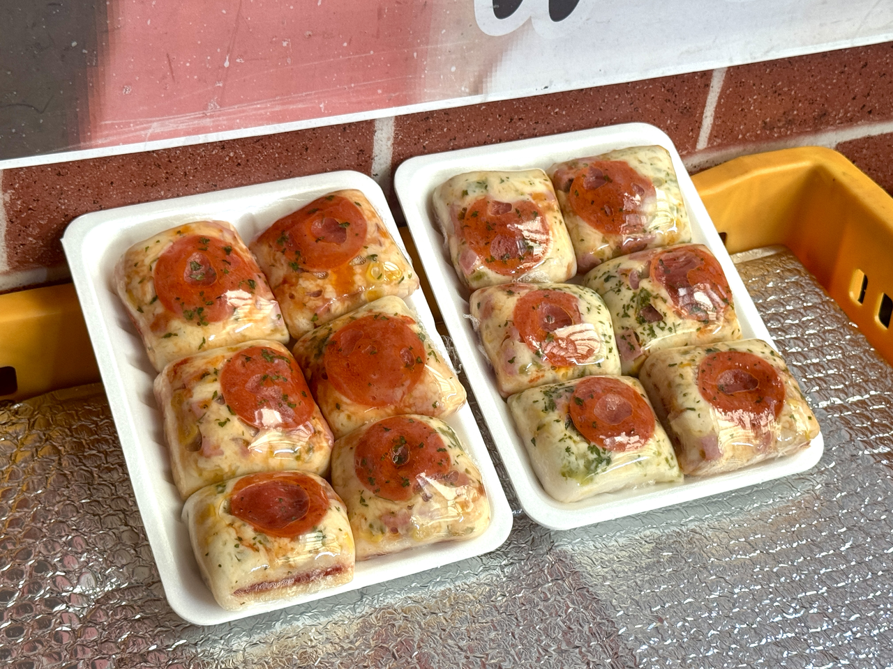 Pizza seolgi from Jeil Tteok store at Myeonmok Market in Jungnang-gu, Seoul, is displayed on Sept. 10. (Cha Min-jung/The Korea Herald)