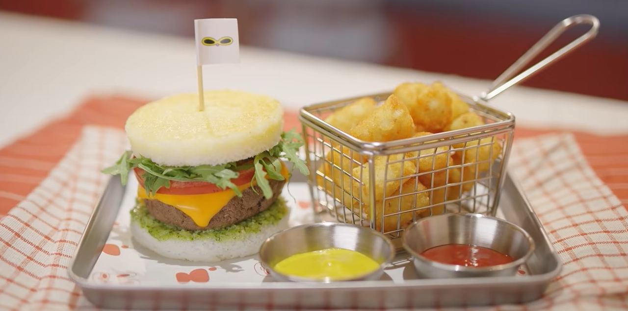 TvN's "Space Rice Cake Shop" features tteok used as burger buns. (YouTube @Diggle)