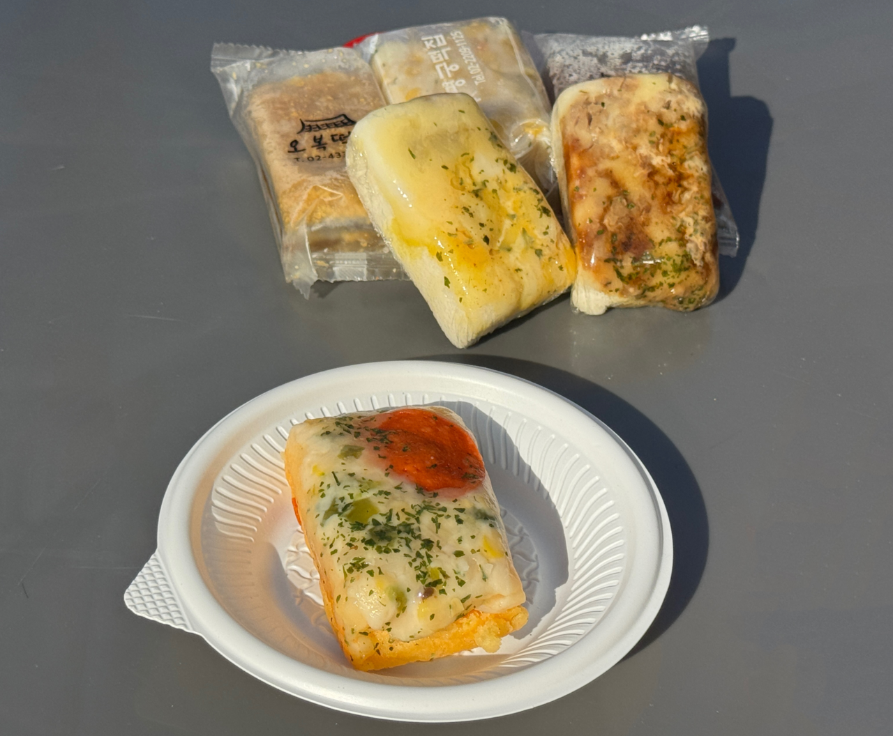 Stores at Myeonmok Market in Jungnang-gu, Seoul, provide variations of pizza seolgi for local tastes on Sept. 10. (Cha Min-jung/The Korea Herald)