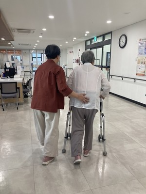 “손잡고 함께 산책”…치매 어머니 돌보는 은환씨가 간직한 소원