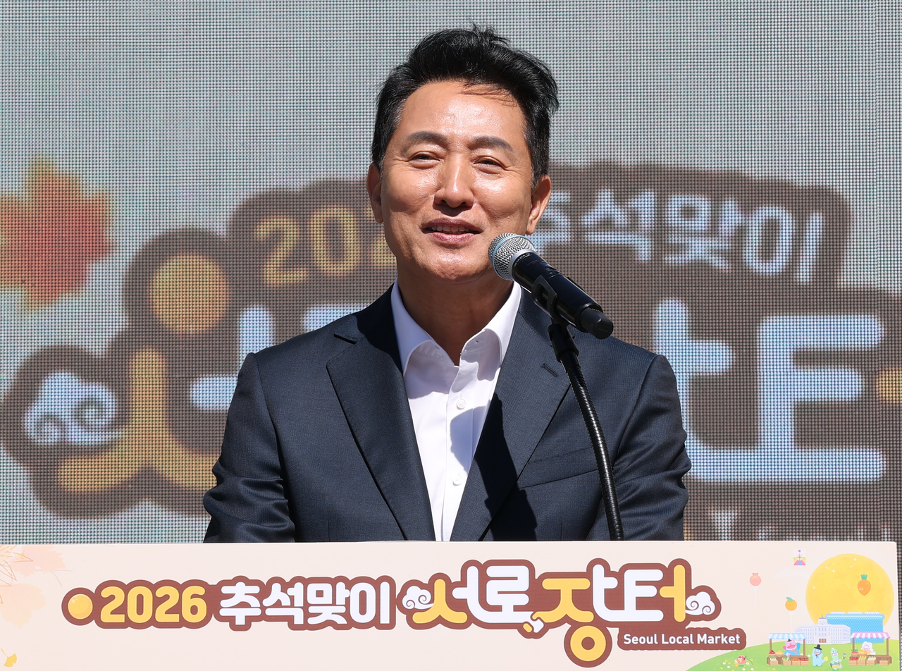 Seoul Mayor Oh Se-hoon delivers opening remarks at the 2026 Chuseok Seoro Market event held at Seoul City Hall Plaza in Jung-gu on Tuesday.