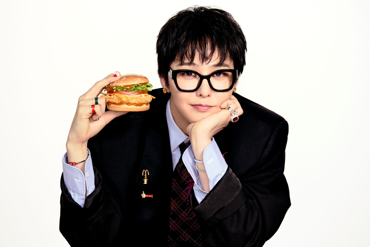 G-Dragon holds a McDonald's burger. (McDonald's Korea)