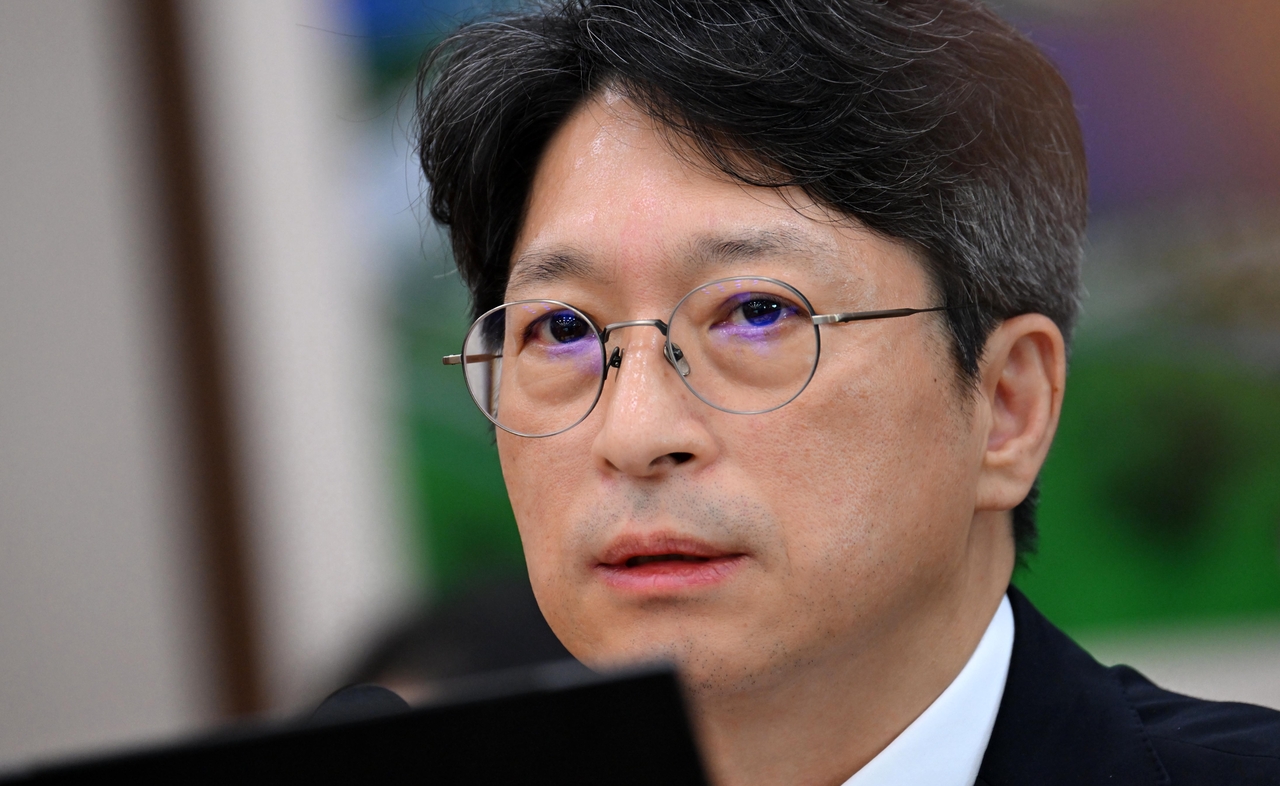 홍지선 국토교통부 장관 후보자가 16일 오후 서울 여의도 국회에서 열린 인사청문회에서 위원 질의에 답하고 있다. 이상섭 기자