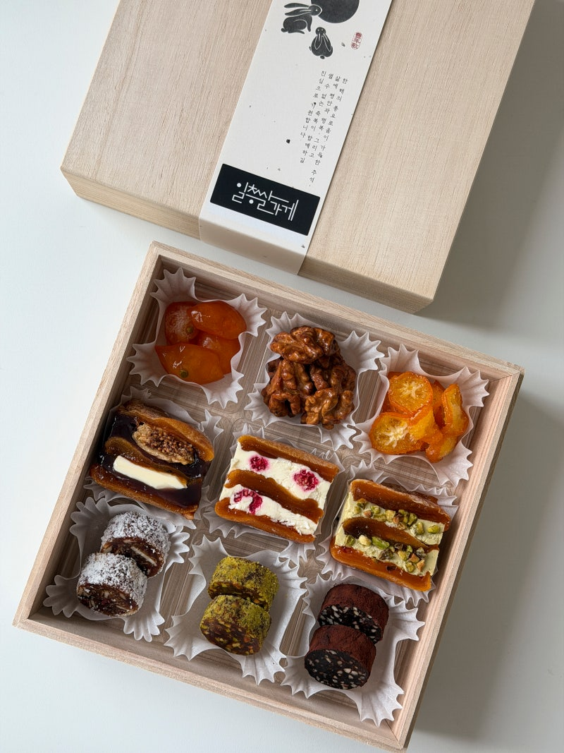 Dried persimmon sando snacks from 1f Dessert in Jongno-gu, Seoul (@1f_dessert, Instagram)