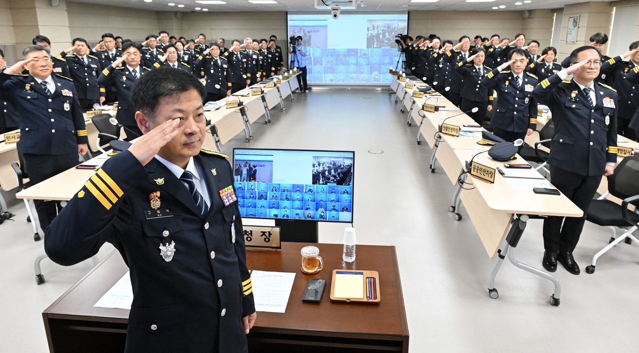고범석 신임 서울경찰청장이 3일 서울 종로구 서울경찰청에서 열린 취임식에서 국민의례를 하고 있다.  [헤럴드 DB]