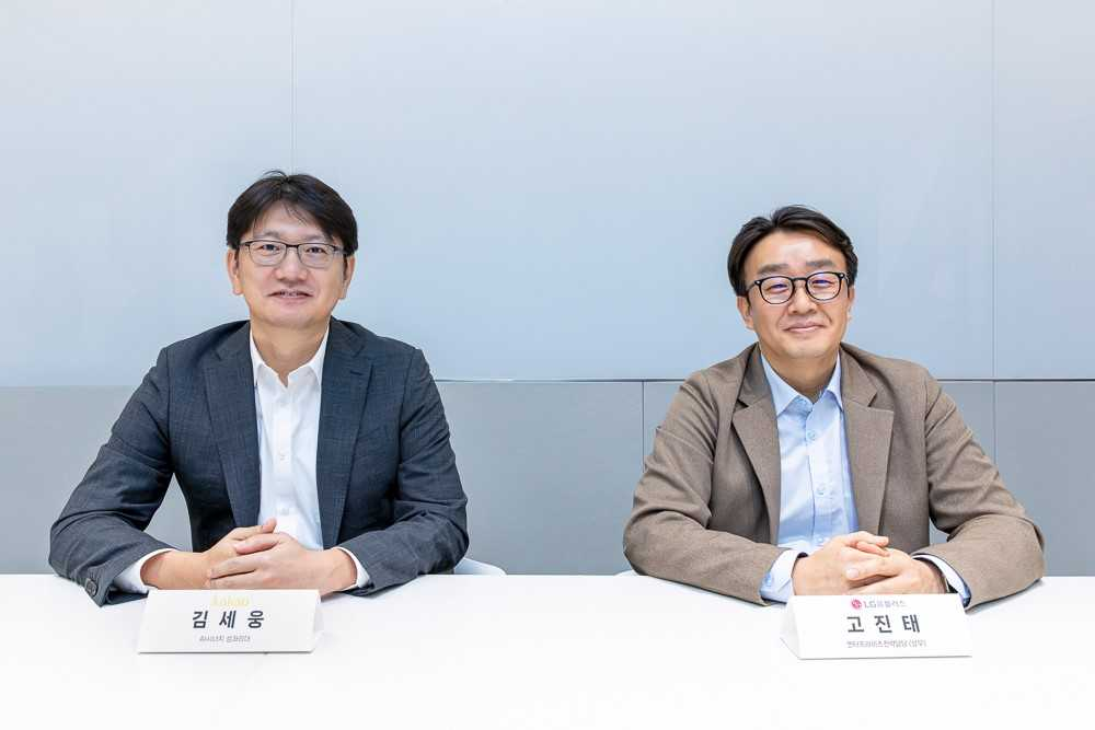김세웅(왼쪽) 카카오 부사장과 고진태 LG유플러스 엔터프라이즈전략담당이 지난 15일 본지와 인터뷰하는 모습 [카카오 제공]