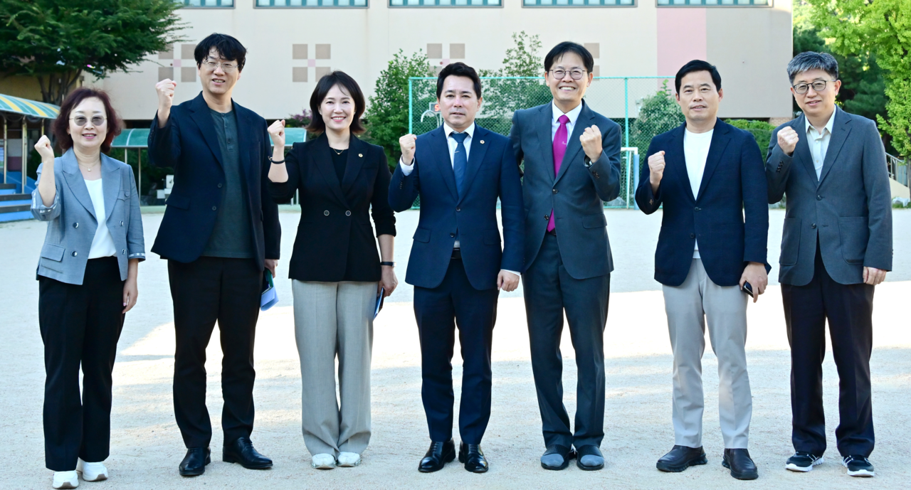 Seoul Metropolitan Council Speaker Im Man-gyun (center) poses for a photo with officials after touring amenities including changing rooms and shower facilities at Cheongwun Elementary School's swimming pool, accompanied by council member Yun Seon-hui (third from left). Provided by Seoul Metropolitan Council
