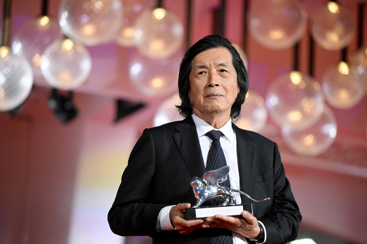 South Korean director Lee Chang-dong holds the Silver Lion Grand Jury Prize during the closing ceremony of the 83rd annual Venice International Film Festival in Venice, Italy, Saturday. (AFP-Yonhap)