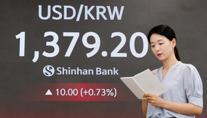 Won-dollar exchange rate fluctuates in upper 1,370s