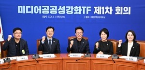 Democratic Party leader Kim Min-seok poses for photo at media task force meeting