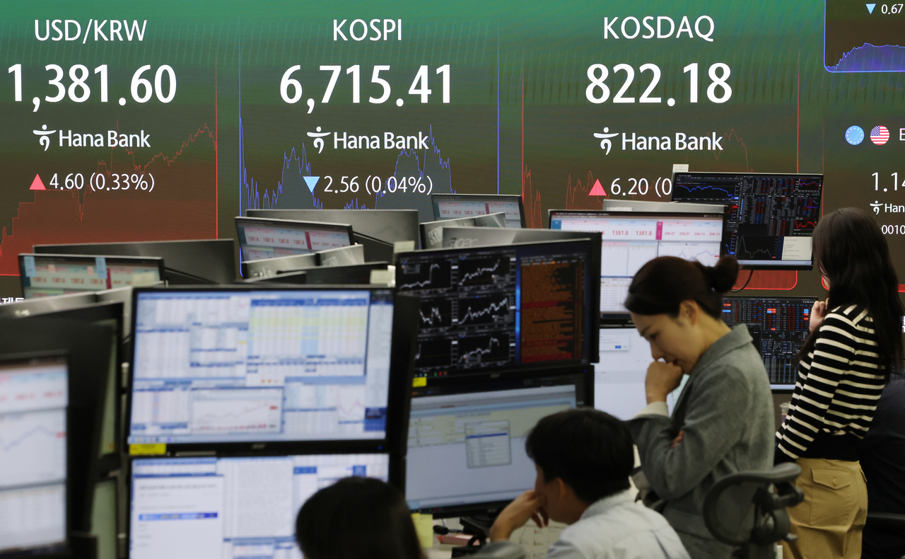 An electronic board showing the Korea Composite Stock Price Index at a dealing room of the Hana Bank headquarters in Seoul on Thursday. (Yonhap)