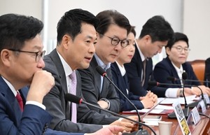 People Power Party chief Jang delivers opening remarks at supreme council meeting