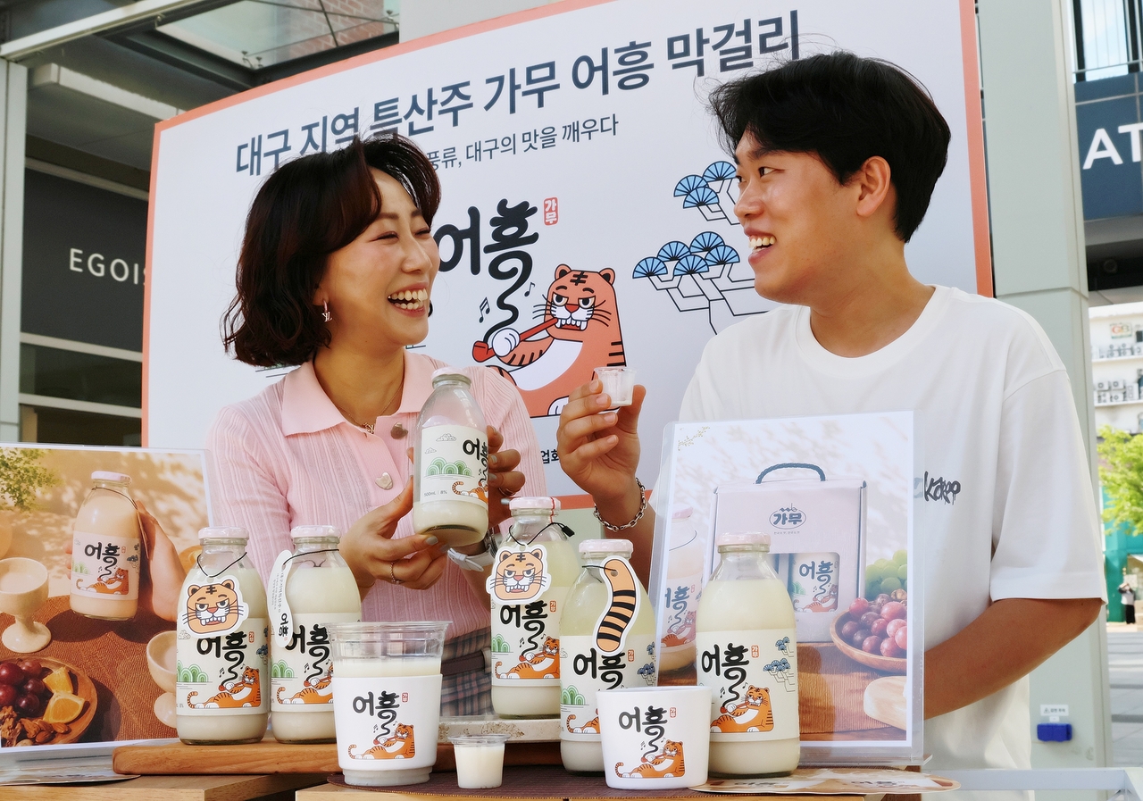 Customers sample products at a pop-up event for "Gamu Eoheung Makgeolli," a local specialty liquor developed by the Bullodong Urban Regeneration Field Support Center in Dong-gu, Daegu, on June 19. [Lotte Department Store]