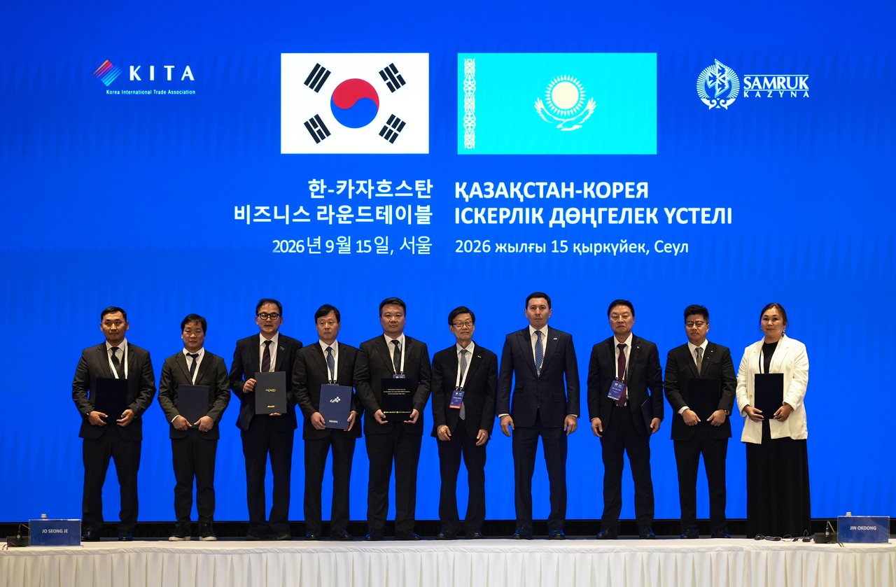Lotte Global Logistics CEO Kang Byung-gu (second from right), Samruk-Kazyna Chairman Nurlan Zhakupov (fourth from right) and Shinline Group Chairman Andrei Shin (sixth from right) pose for a photo. [Lotte Global Logistics]
