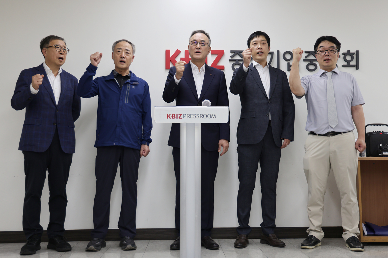소상공인연합회와 전국상인연합회, 한국외식업중앙회, 한국프랜차이즈산업협회, 전국카페사장협동조합 등 5개 단체는 17일 서울 여의도 중소기업중앙회에서 기자회견을 열고 ‘배달 플랫폼 민간상생협의체’를 운영한다고 밝혔다. 사진 왼쪽부터 한국프랜차이즈산업협회 박호진 본부장, 전국상인연합회 한완희 사무총장, 송치영 소상공인연합회장, 고장수 전국카페사장협동조합 이사장, 김승일 한국외식업중앙회 정책개발팀장 [소공연]