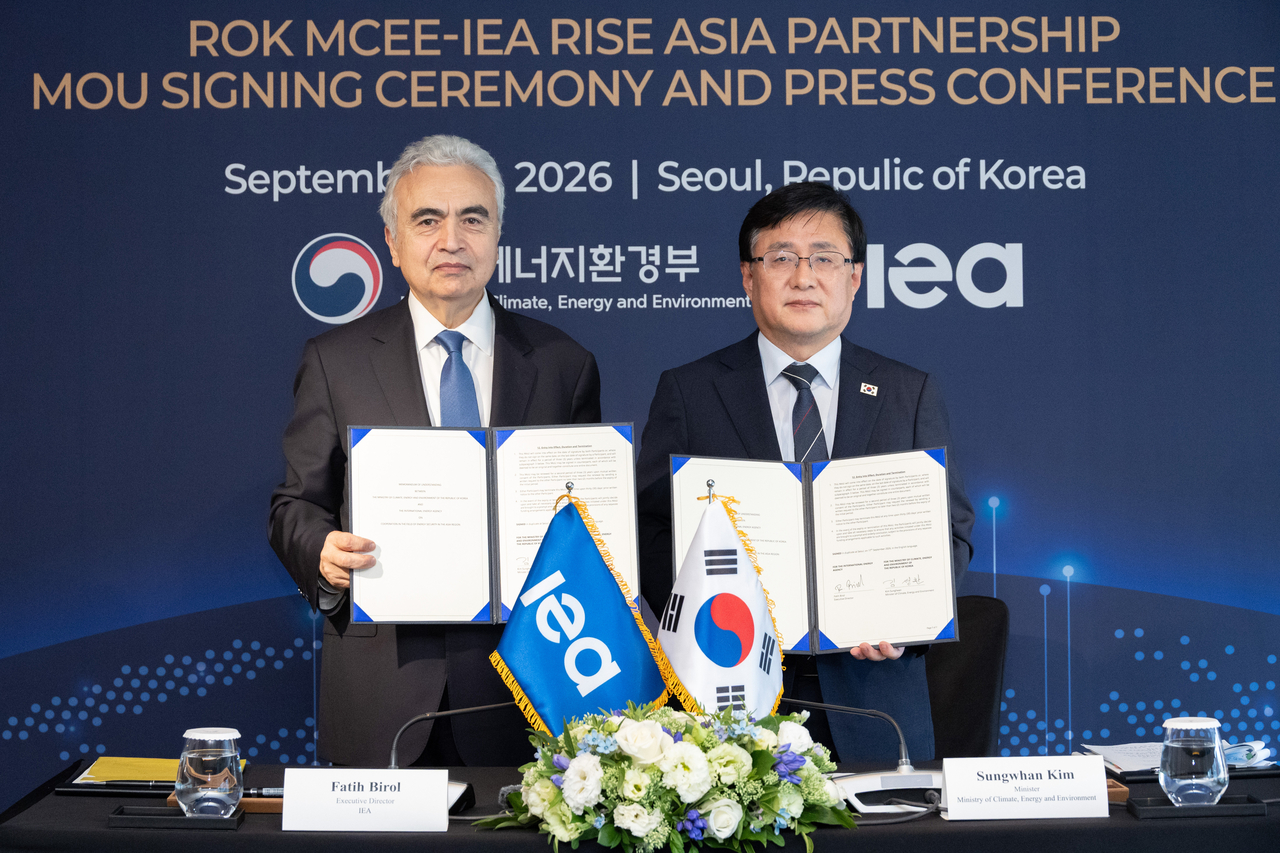 Kim Sung-hwan (left), minister of climate, energy and environment, and Fatih Birol, executive director of the International Energy Agency, pose after signing an MOU for a partnership at the Four Seasons Hotel Seoul on Thursday. (Ministry of Climate, Energy and Environment)