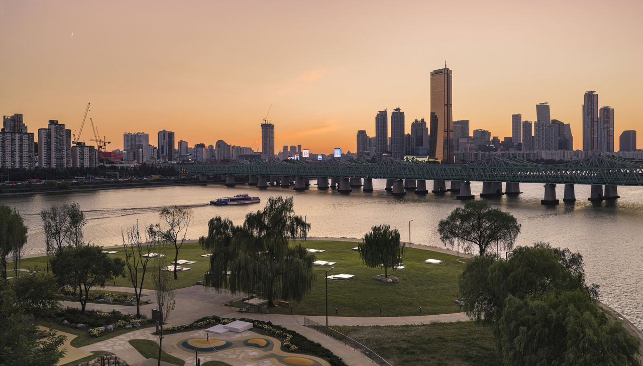 The sun sets over Yeouido, as seen from Nodeul Island (Seoul Metropolitan Government)