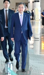 Foreign Minister Cho Hyun departs for Washington for talks with Rubio