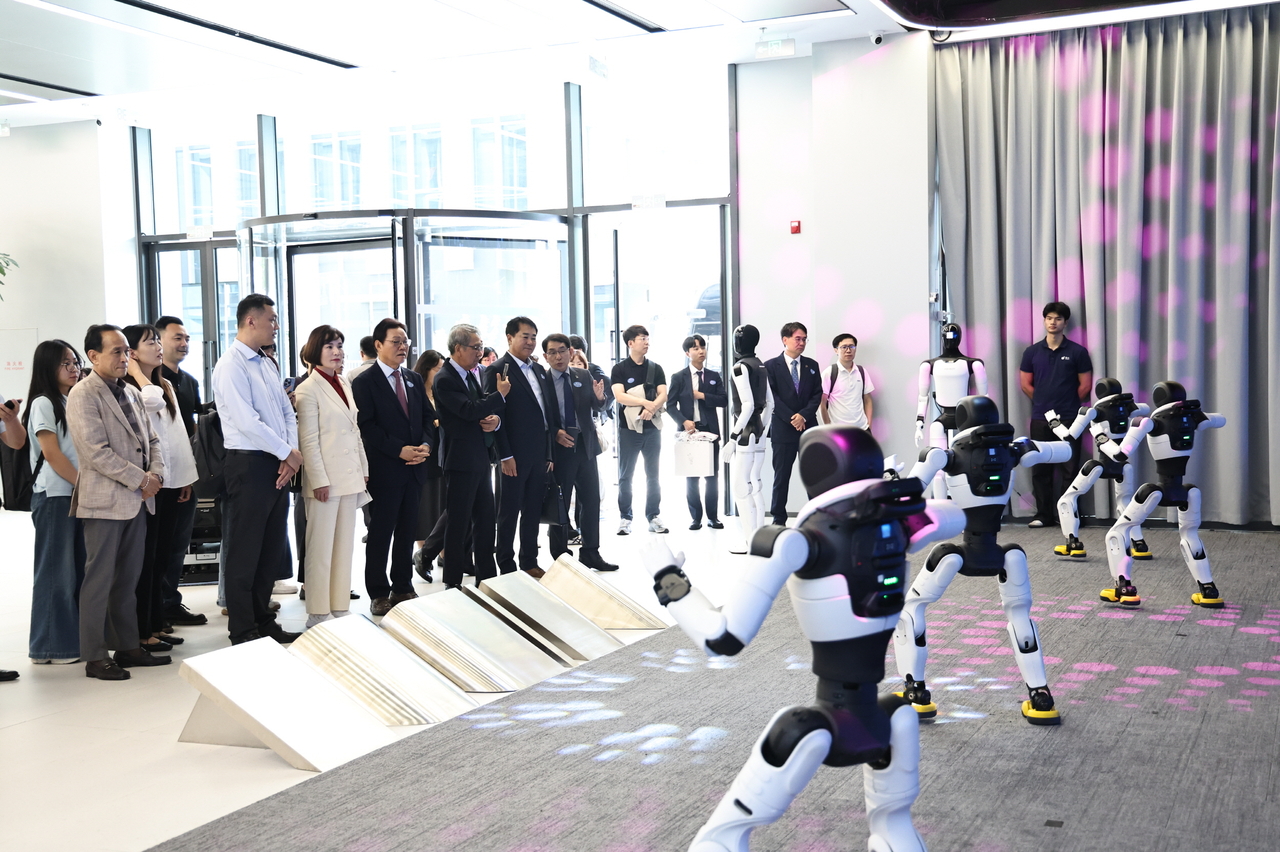 South Gyeongsang Province Governor Park Wan-su and a provincial delegation visit Agibot at the Yangtze AI Robot Valley in Shanghai on Thursday to observe a humanoid robot demonstration. [South Gyeongsang Province]